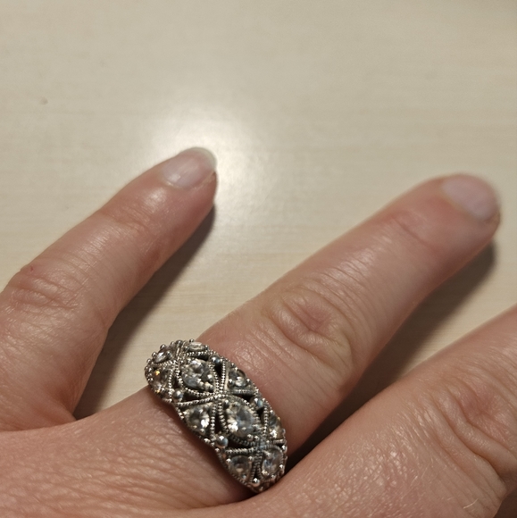 Size 8 ring - Picture 4 of 4